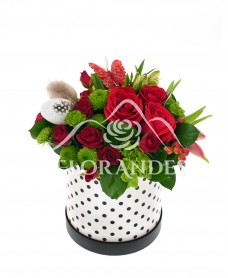 Aranjament floral cu trandafiri rosii si lalele