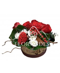 Aranjament romantic cu trandafiri rosii