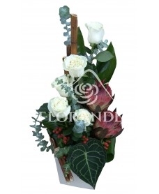 Aranjament floral exotic trandafiri albi