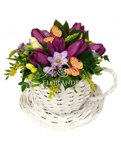 Aranjament floral cu lalele mov si frezii Aranjament floral cu lalele mov si frezii