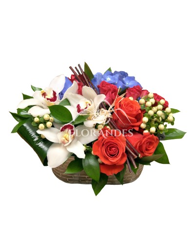 Aranjament floral cu trandafiri si orhidee