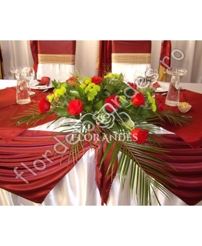 Prezidiu din trandafiri rosii